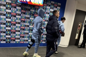 希望无大碍!马杜埃凯左膝戴着护具离开温布利球场 - 资讯配图