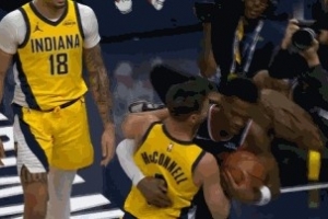 不是老队友吗？马瑟林与麦康纳争球都不松手险些冲突 - 资讯配图