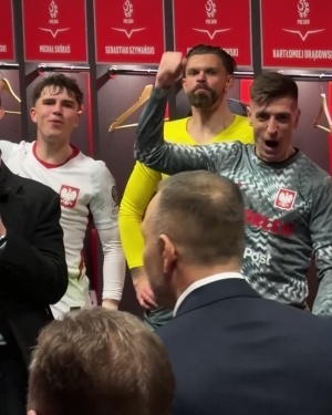 距世界杯一步之遥！波兰总统探班波兰队更衣室，与球队高歌庆祝 - 资讯配图