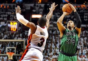 韦德：08绿军是最后一支无需磨合就夺冠的球队 热火3巨头都没做到 - 资讯配图