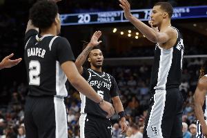 NBA彩经:马刺大胜雄鹿 活塞力擒森林狼 爵士不敌太阳 - 资讯配图