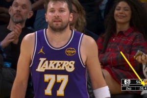 辕门射戟！东契奇抢投出手三分命中 湖人多1次进攻 - 资讯配图