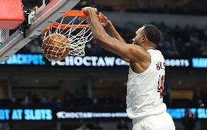 超级高效!莫布里15中10得23分10板3助 末节5中5无法阻挡 - 资讯配图