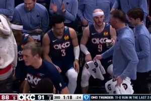 终于能喘口气！SGA反击击地助卡鲁索上篮2+0 雷霆2分多钟11-0反超 - 资讯配图