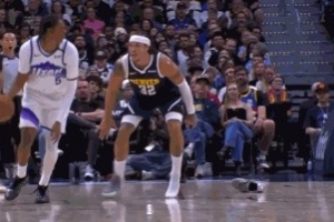 爆装备了！戈登单防科迪威鞋掉了跟不上直接犯规拉下 - 资讯配图