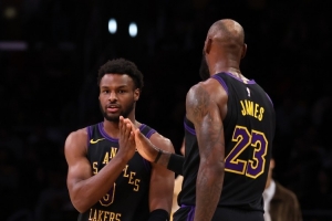 詹姆斯助攻布朗尼三分命中 是NBA历史首次父亲给儿子的助攻！ - 资讯配图