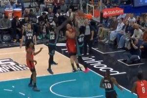 太硬了！申京转身突破强杀内线 1V2再度隔扣GG·杰克逊 - 资讯配图