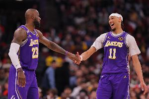 太写意了！詹姆斯下顺送出妙传 海斯轻松空接扣篮 - 资讯配图