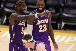 湖人VS篮网首发：拉拉维亚、詹姆斯、艾顿、里夫斯、东契奇 - 资讯配图