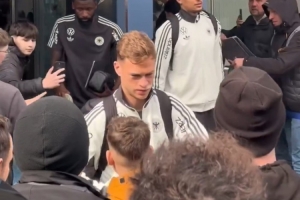 记者:基米希被肘击后带伤给球迷签名,上唇贴着一块厚厚的创可贴 - 资讯配图