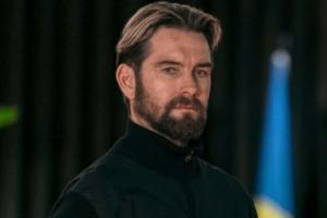 祖国人演员回应演《生化危机》威斯克：我已经50岁了 太老了演不了！ - 资讯配图