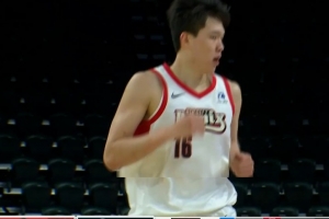 这球帅呀！杨瀚森三分大空位不投 突破换手后左手拉杆潇洒挑篮 - 资讯配图