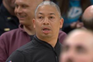 逃过一劫！大洛致命犯规 场边泰伦·卢直接看呆 眼珠左右飘忽转动 - 资讯配图