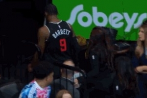 受伤了！巴雷特与锡安争抢篮板受伤 返回更衣室 - 资讯配图