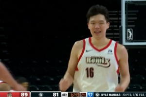 探囊取物！杨瀚森顺下接球面对空篮单手暴扣 回防时喜笑颜开 - 资讯配图