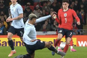 友谊赛暴铲福登!阿劳霍社媒被冲:搞毛?世界杯前想毁了福登吗? - 资讯配图