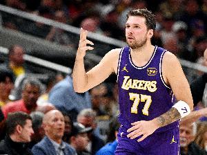 下一场打奇才禁赛！东契奇25中15砍41分8板3助3断1帽 抱怨有点多 - 资讯配图