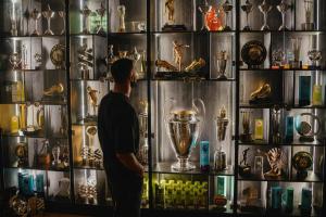 赢家！萨拉赫社媒晒与奖杯柜合影，9年红军生涯夺9冠+4次英超金靴 - 资讯配图