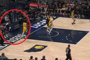 太危险了！加兰突破落地踩到场边摄影师有点崴脚 返回更衣室 - 资讯配图