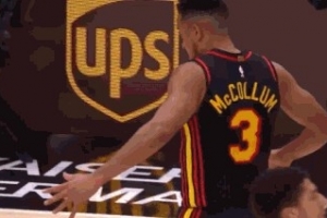 舞起来了！麦科勒姆迎着防守打进半场压哨跳投 跳舞庆祝 - 资讯配图