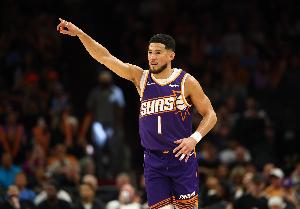 状态可以！布克半场9中5拿到14分2板4助1断1帽 正负值+23 - 资讯配图