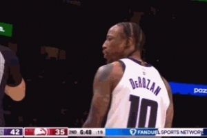 非常不满！德罗赞贴防亚历山大-沃克犯规 朝裁判大喊F词汇吃T - 资讯配图