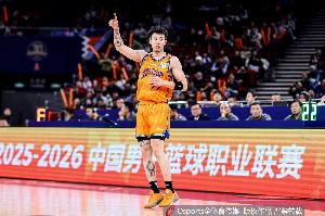 打得还可以！张镇麟13中5拿下15分5板2助3断 关键扣篮助队取胜 - 资讯配图