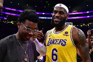 布莱斯就读的亚利桑那大学闯进疯三四强 詹姆斯祝贺：赢啦！ - 资讯配图