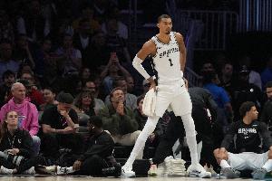 文班:NBA教练组的工作投入程度让我吃惊 无论是强队还是弱队 - 资讯配图