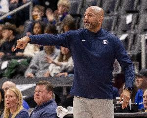 森林狼命中率31.8%!比克斯塔夫:我们沟通得很好且防守充满对抗 - 资讯配图