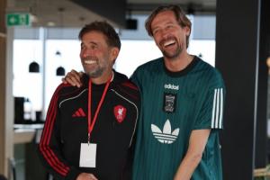 渣叔也有1米9！克洛普与2米01的高佬克劳奇合照，只矮半个头 - 资讯配图