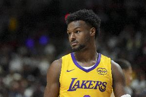 高效砍下26+7+5！詹姆斯发推赞叹布朗尼G联盟表现：他打疯了！ - 资讯配图