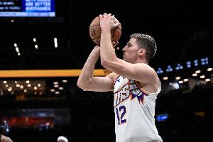 吉莱斯皮有望破太阳单赛季3分球纪录!布克:埋头苦练的结果 - 资讯配图