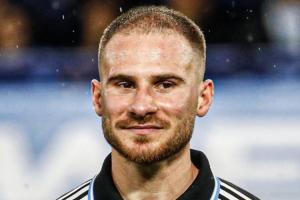 27岁麦卡自曝脱发：之前是有头发的秃子，宁愿剃了“站着死” - 资讯配图