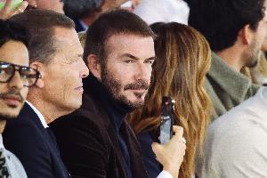 曼晚：贝克汉姆夫妇计划在乡村住宅的池塘安装串灯，遭邻居反对 - 资讯配图