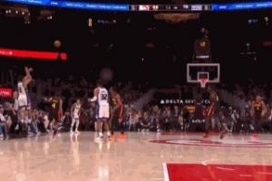 神来之笔！海斯中线附近扭身强投超远压哨三分命中 - 资讯配图