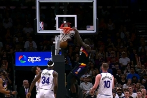 一飞冲天！布克送抛传 马卢阿奇跟进起飞双手空接暴扣 - 资讯配图