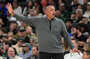 里弗斯:文班亚马能改变对手比赛计划 他的谦逊对联盟是好事 - 资讯配图