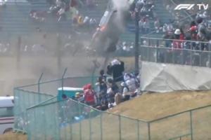 吓人！F1日本站垫赛发生严重事故，赛车腾空翻滚飞出赛道护栏外 - 资讯配图