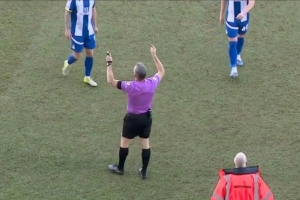 镜报：英乙一场比赛因无人机一度暂停4分钟，裁判让球员离场 - 资讯配图