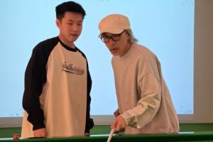 幽默星爷！周星驰晒与赵心童打台球合照，发文自嘲自己天赋太差 - 资讯配图