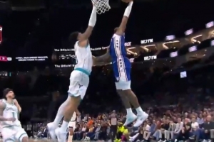 摧枯拉朽！马克西反击一条龙 起飞滑翔力压布里奇斯暴力隔扣 - 资讯配图