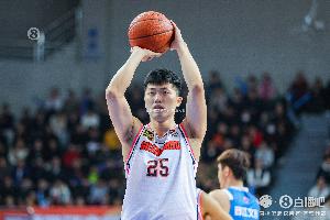 队友真猛！张皓嘉半场2中0没得分拿到3篮板 正负值+32最高 - 资讯配图