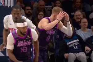 自己抱头懊恼！森林狼快攻3打1 迪文岑佐强上单臂滑翔扣篮扣飞 - 资讯配图