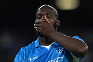 意媒：德佬向卢卡库下最后通牒，若周二不归队将被无限期踢出球队 - 资讯配图