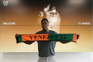 斯基拉：罗马、米兰双雄正在关注22岁威尼斯中场姆比亚 - 资讯配图