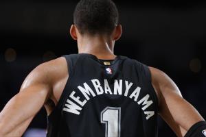 目前29.2分钟!若文班当选MVP 将是NBA史上场均出场时间最少的MVP - 资讯配图