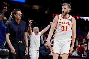 兰代尔谈斯奈德执教生涯500胜:他是个篮球疯子&太有激情了 - 资讯配图