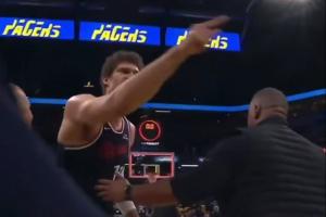 气炸了！大洛赛后手指裁判贴脸发泄不满 表情狰狞情绪激动！ - 资讯配图