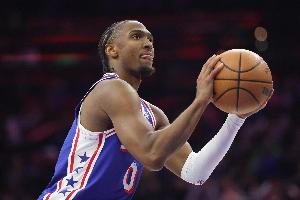 内外开花！马克西复出半场8中6拿到17分4助 三分4中3 - 资讯配图